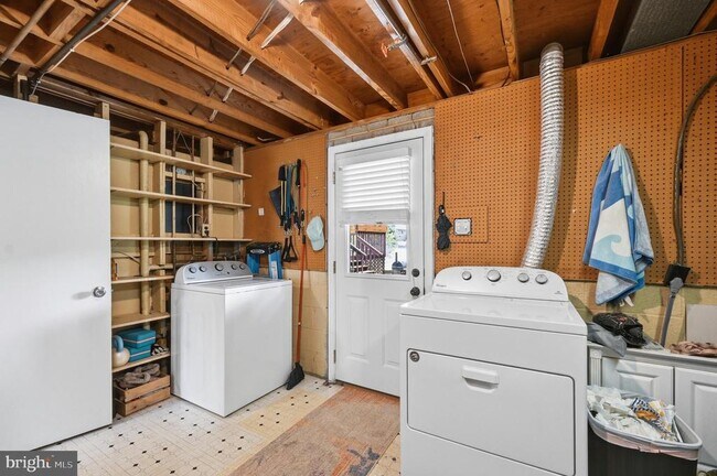Building Photo - 6426 Carriage Dr