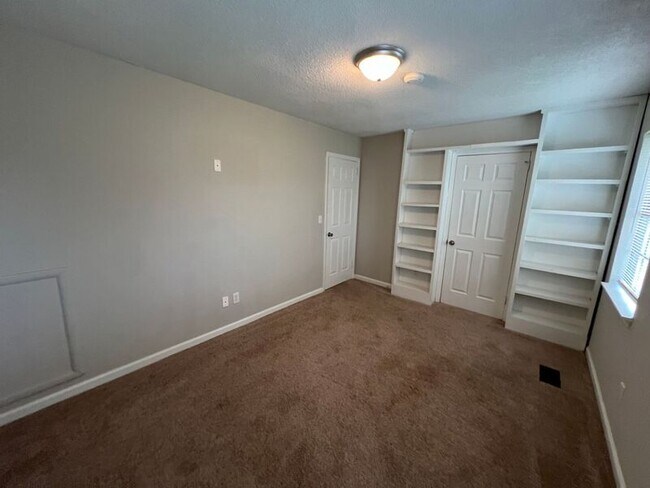 Building Photo - 5547 St James St