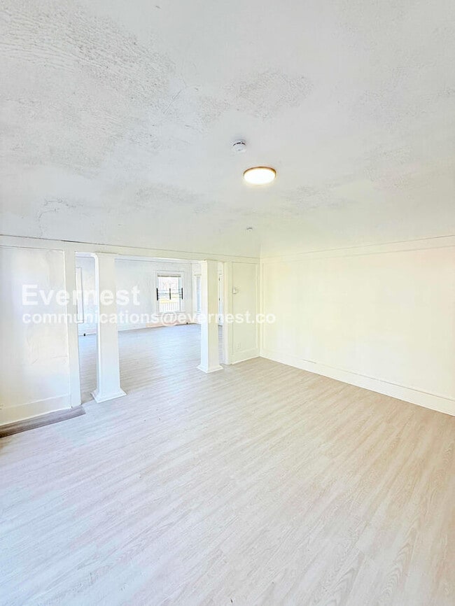 Building Photo - 3 Bed/1 Bath Home with Laundry Hookups / Pet-Friendly / Vouchers Accepted / Available Soon!