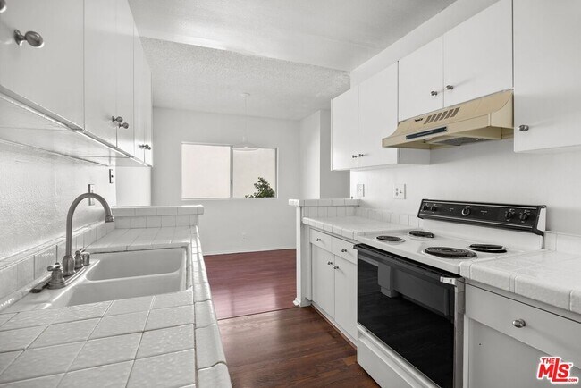 Building Photo - 5400 Newcastle Ave