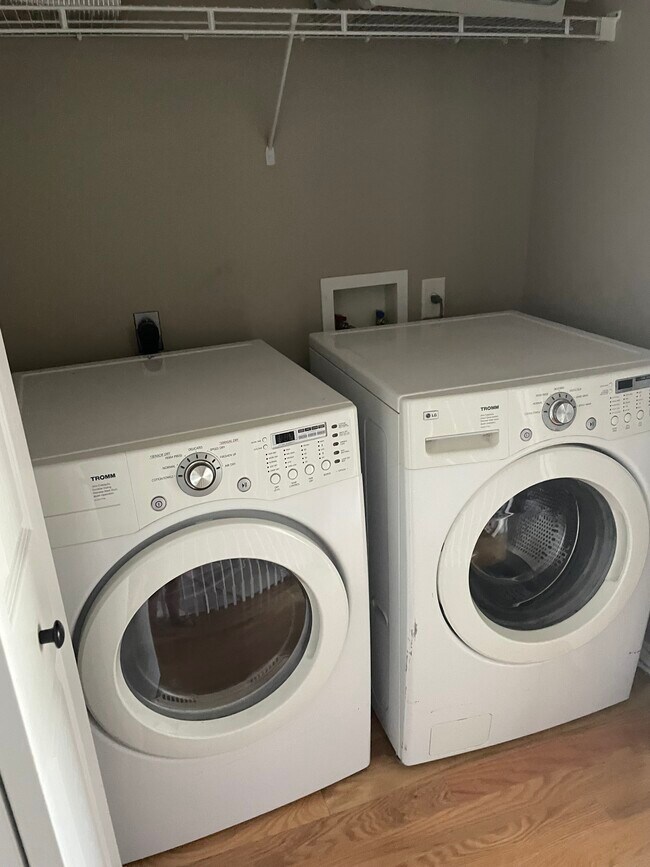 Building Photo - 696 Wyndhurst Dr