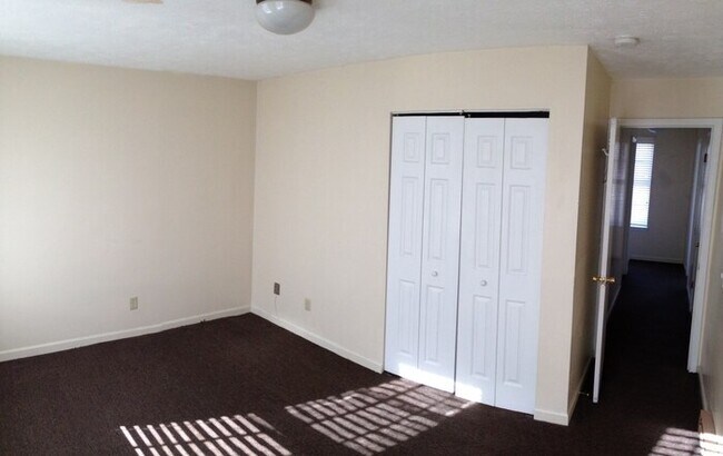Building Photo - Spacious 2 Bedroom Townhouse For Rent (Pal...