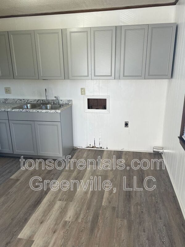 Building Photo - 214 Oakway Ave