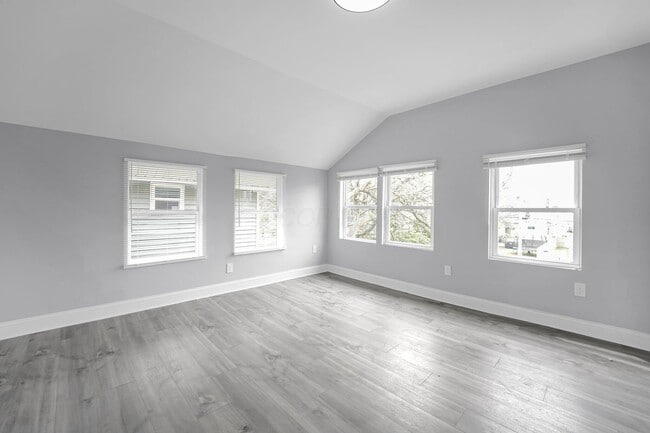Building Photo - 863 E 3rd Ave