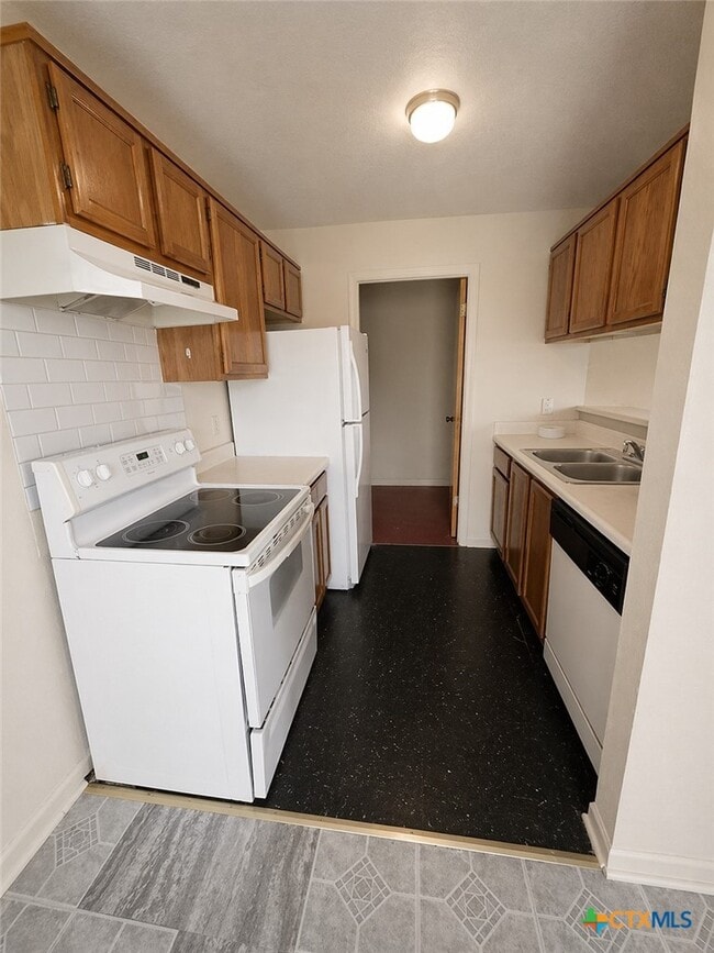 Building Photo - 1813 Cedarhill Dr