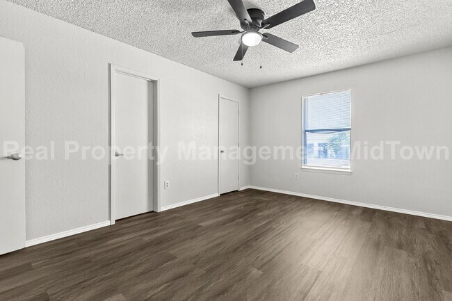 Building Photo - Spacious 2-Bedroom Duplex in South Fort Wo...