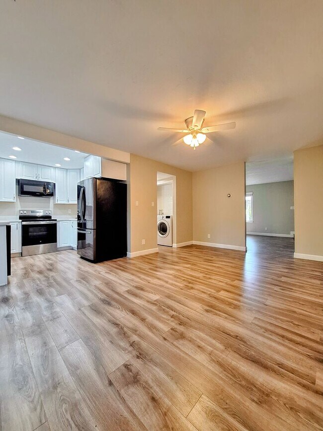 Building Photo - Beautiful & Spacious 3bd Townhouse w/Detached Garage