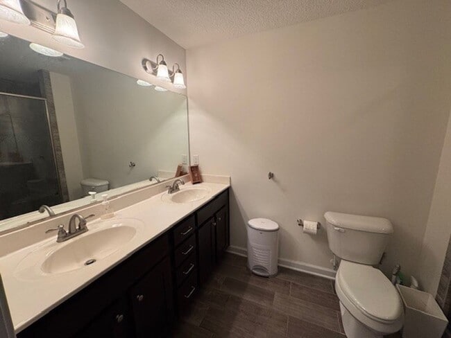 Building Photo - Adorable duplex condo in Red Mill.