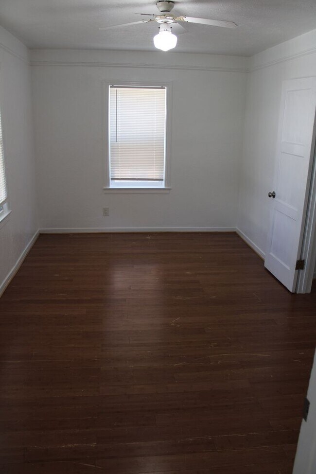 Building Photo - Three Bedroom, One Bathroom Single Family Home in Isleton.