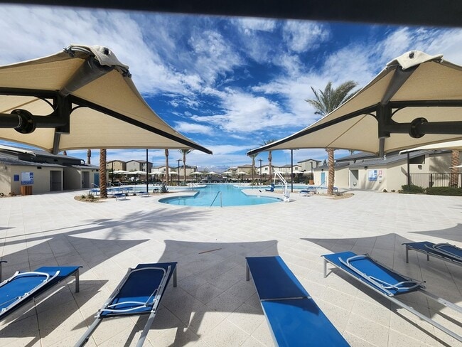 Building Photo - 3 story 3 bed/3 bath townhouse in brand new Watercolor Community