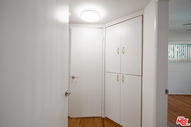 Building Photo - 256 S Doheny Dr