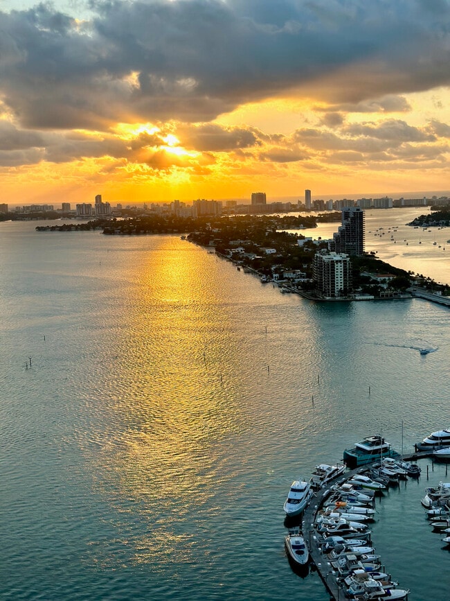 Building Photo - 1750 N Bayshore Dr