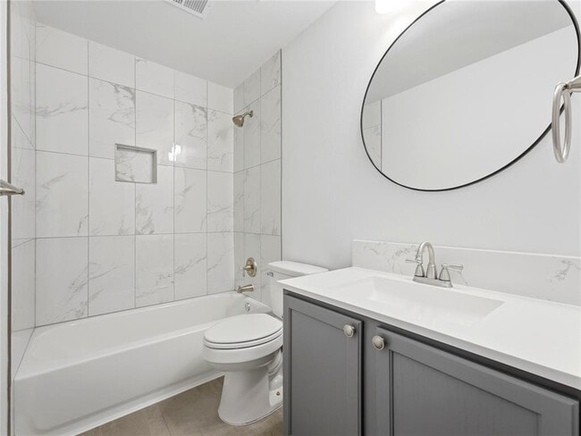 Building Photo - 1004 Downridge Dr