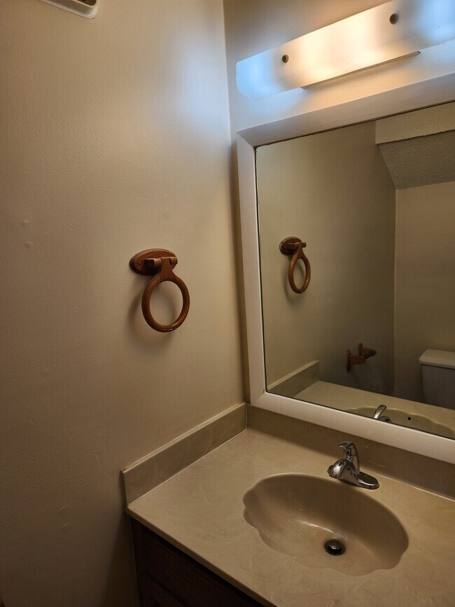 Building Photo - 1860 Lowe St