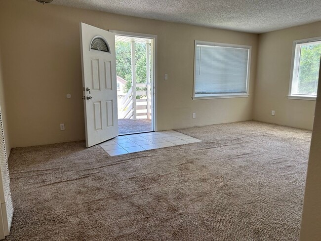Building Photo - Well maintained home, recent upgrades, cut...