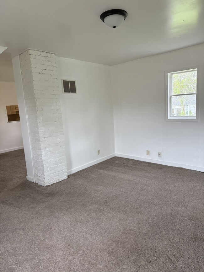 Building Photo - 5009 Hoagland Ave