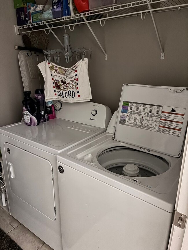 Building Photo - 4 bed 4.5 bath unit in West End neighborhood!