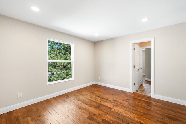 Building Photo - Luxury 6BD, 5BA Recently Remodeled Littlet...