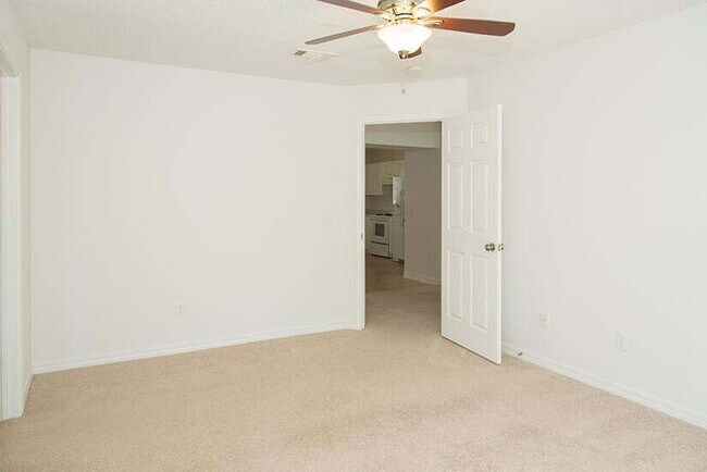 Building Photo - "Coastal Comfort Awaits: Charming 3-Bed, 2...