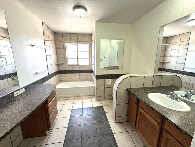 Building Photo - NICE UPDATED 2BED 1BATH HOME LOCATED NEAR ...