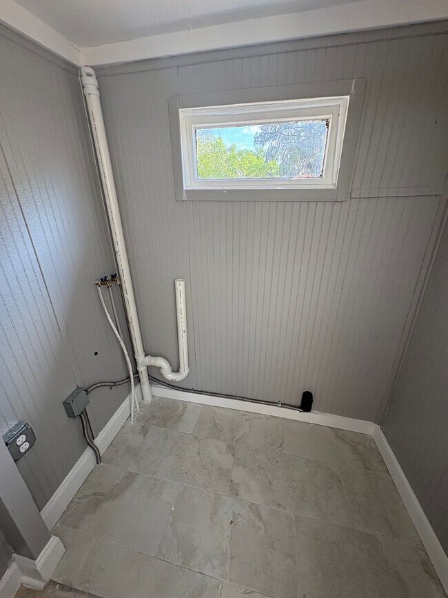 Building Photo - 3 Bed / 2 Bath Single-Family | Effective Rent After Credit