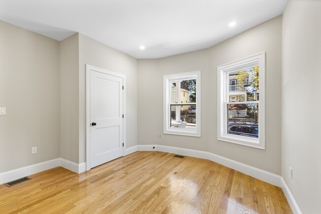 Building Photo - 31 Woodale Ave