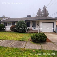 Building Photo - Remodeled 2-Bedroom Duplex with Bonus Room...