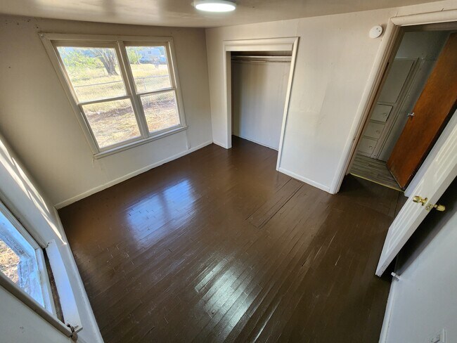 Building Photo - 102 W 7th