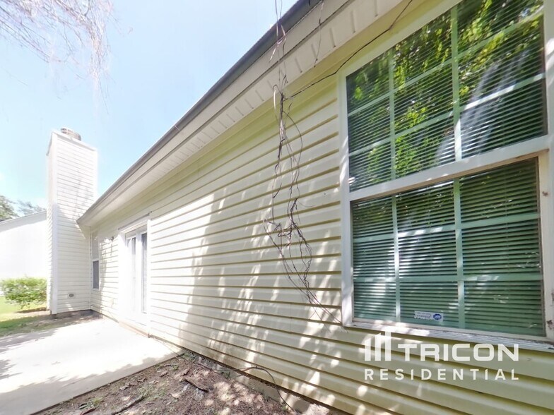 Building Photo - 5746 Lakeside Dr