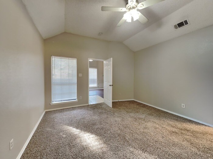 Building Photo - 104 NE Timber Ridge Dr