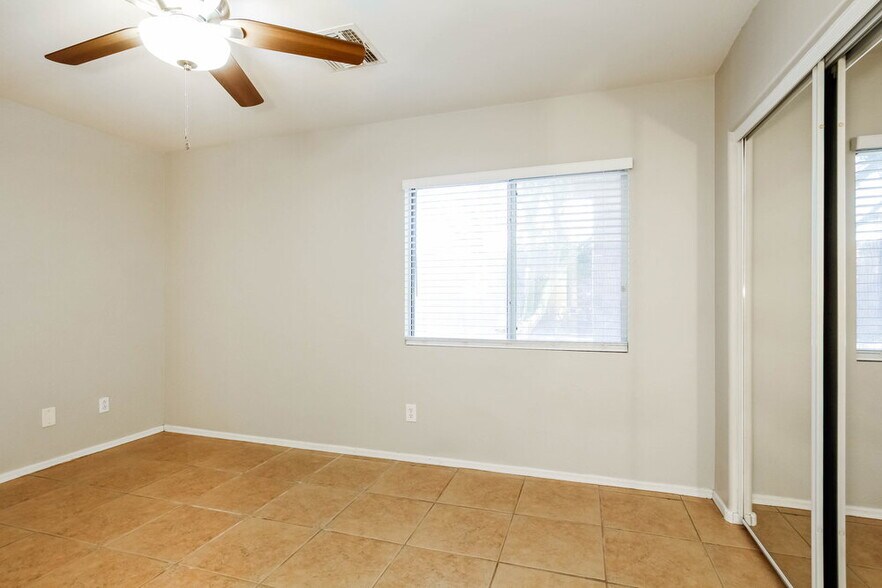 Building Photo - 12654 W Paradise Dr