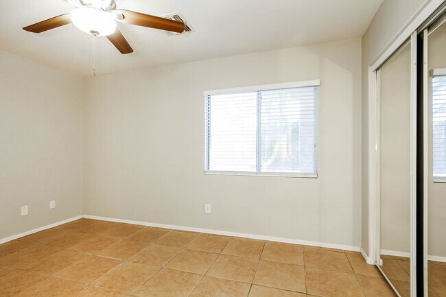 Building Photo - 12654 W Paradise Dr