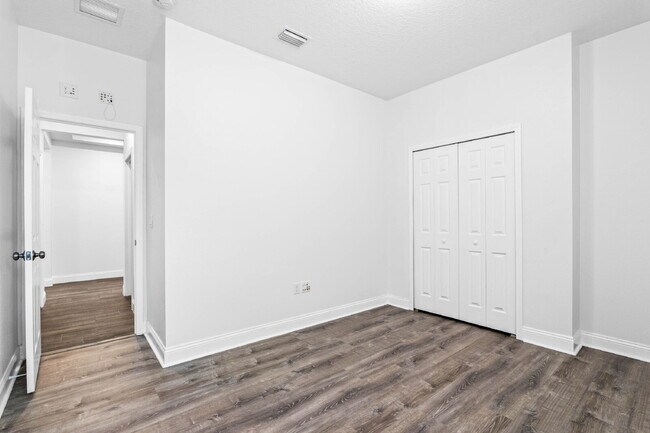 Building Photo - Spacious 4-Bed / 2-Bath Home with 3-Car Garage in Apopka with Modern Touches!