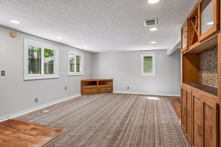 Building Photo - 6013 Porter Ln