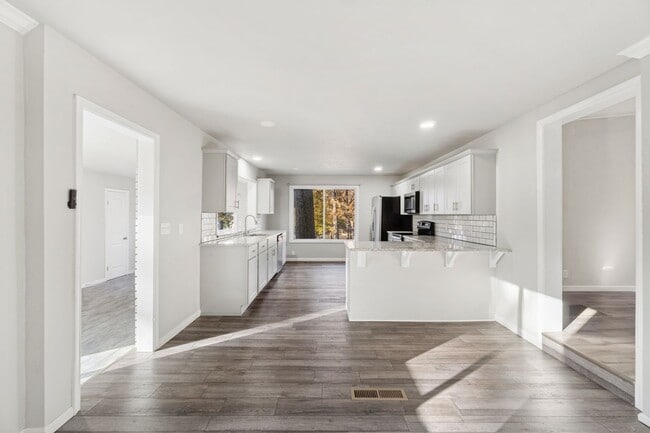 Building Photo - Gorgeous 5 bedroom, 2.5 bath House on a .88 Acre Lot in Fort Smith!