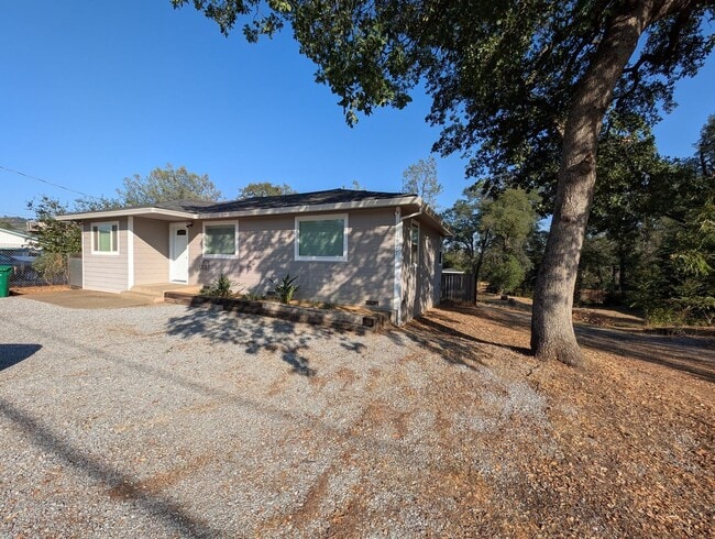 Building Photo - 3 Bedroom House in Shasta Lake, Fridge, Wa...