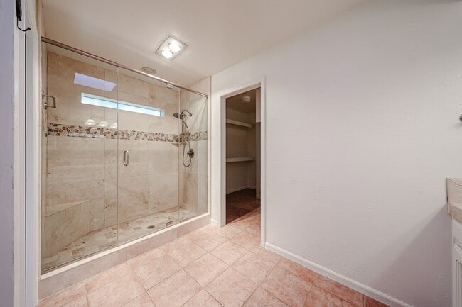 Building Photo - Scottsdale Country Club Living!