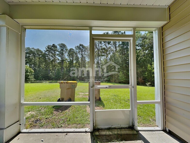 Building Photo - 215 Bellflower Cir