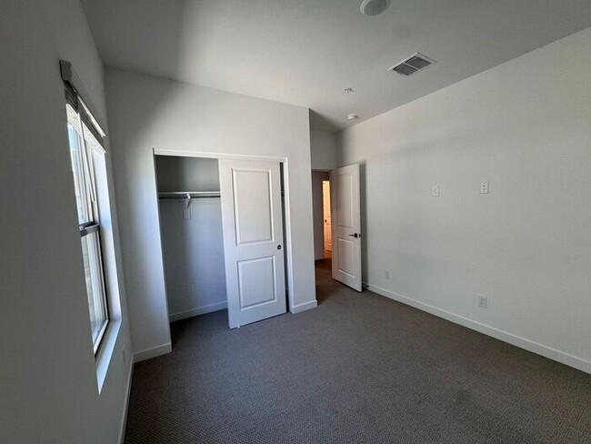 Building Photo - Stunning New 3Beds/2.5Bath Townhome in Pho...