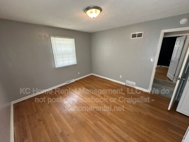 Building Photo - 710 NW Mock Ave