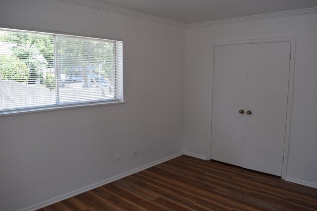 Building Photo - 512 Clover St
