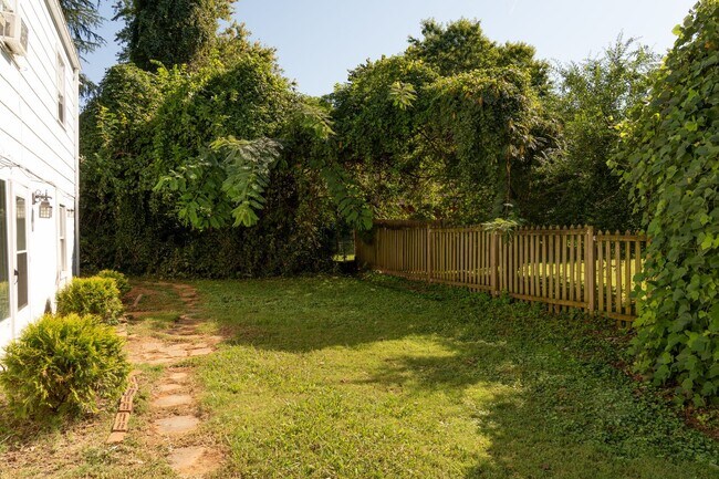 Building Photo - 114 Stratford Ct