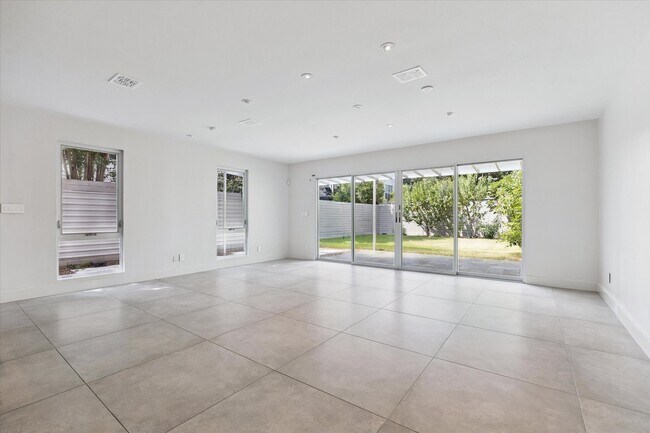 Building Photo - 1222 Marconi St