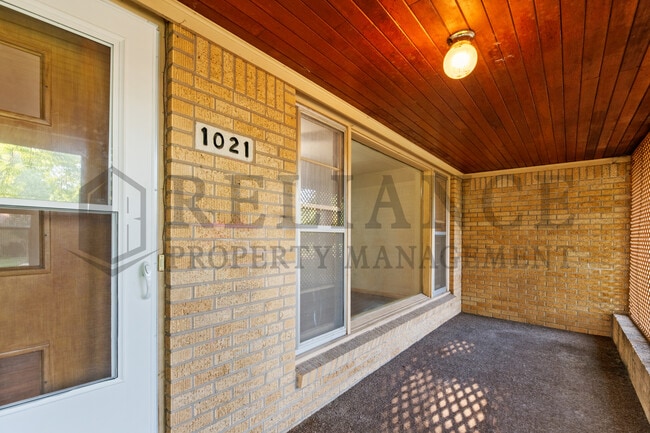 Building Photo - 1021 W 20th St N