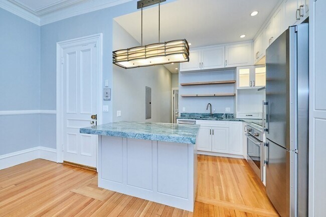 Building Photo - 313 Marlborough St