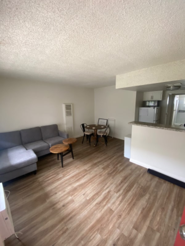 Building Photo - 820 S Walnut Ave