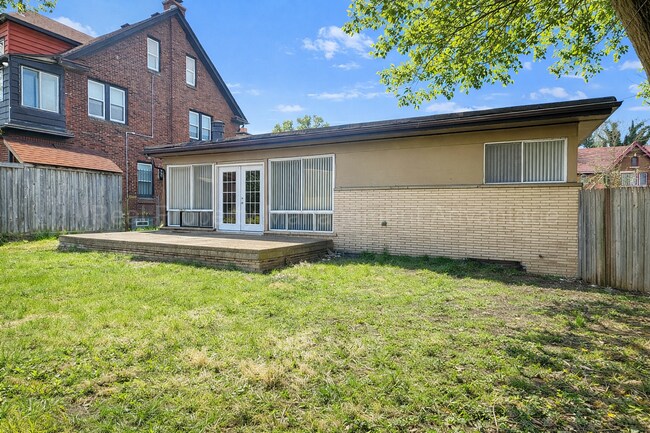 Building Photo - Beautiful Mid-Century 3 Bedroom Steps from Detroit Golf Club!