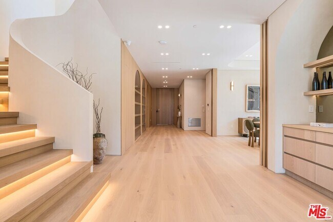Building Photo - 16723 La Maida St