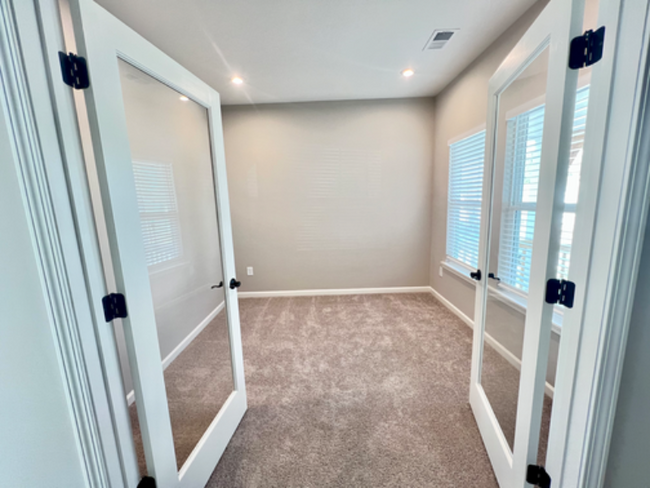 Building Photo - 372 Traminer Wy
