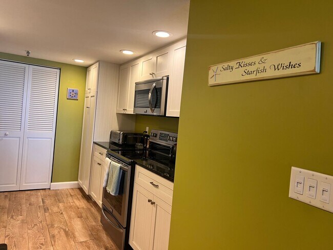 Building Photo - Venice, FL 2BR/2BA Condo in a Gated, Gulf front Community